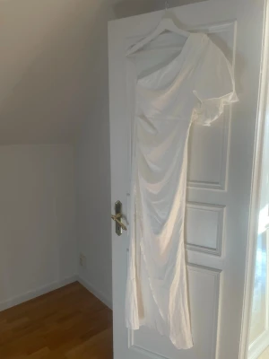 Vit balklänning med slits  - Vit balklänning med slits från boohoo. Aldrig använd, lappar sitter kvar.