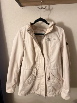 Beige vindjacka från Only med huva - Köptes förra våren och använd vid få tal tillfällen. Finns lite smink fläckar runt halsen men det är lätt att ta bort.