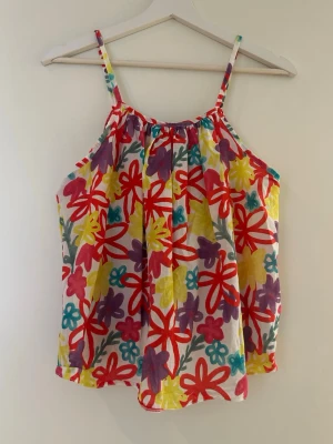 Blommig topp - Jättesöt topp med blommor på från primark. Använd några gånger men finns inga defekter. Säljer eftersom det inte riktigt är min stil. Skriv för fler bilder 💞