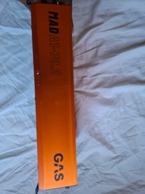 MAD A1-70.2 GAS slutsteg - Säljer ett orangefärgat slutsteg från GAS, modell MAD A1-70.2. Höljet är tillverkat i metall med en cool ribbad design på ena sidan och tydliga svarta logotyper. Perfekt för dig som vill uppgradera ljudsystemet i bilen.