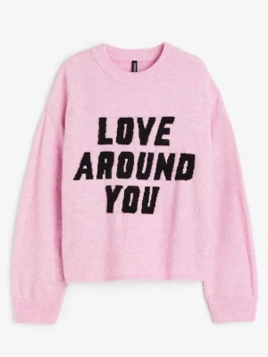 Rosa stickad tröja  - Säljer en rosa stickad tröja med svart texten'LOVE AROUND YOU från HM i strl S. Färgen är som i sista bilden och den är knappt använd! Använd köp nu eller ge pris förslag 
