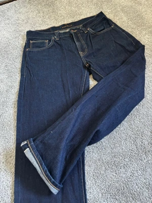 Nudie jeans selvage - Ett par riktigt schyssta nudie jeans i selvage, ju mer du använder dem ju mer fades får du vilket är riktigt snyggt Storlek: W32 L32 Skriv vid funderingar😁