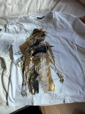 Vit t-shirt  - Säljer en vit t-shirt från Zara med tryck på framsidan😇