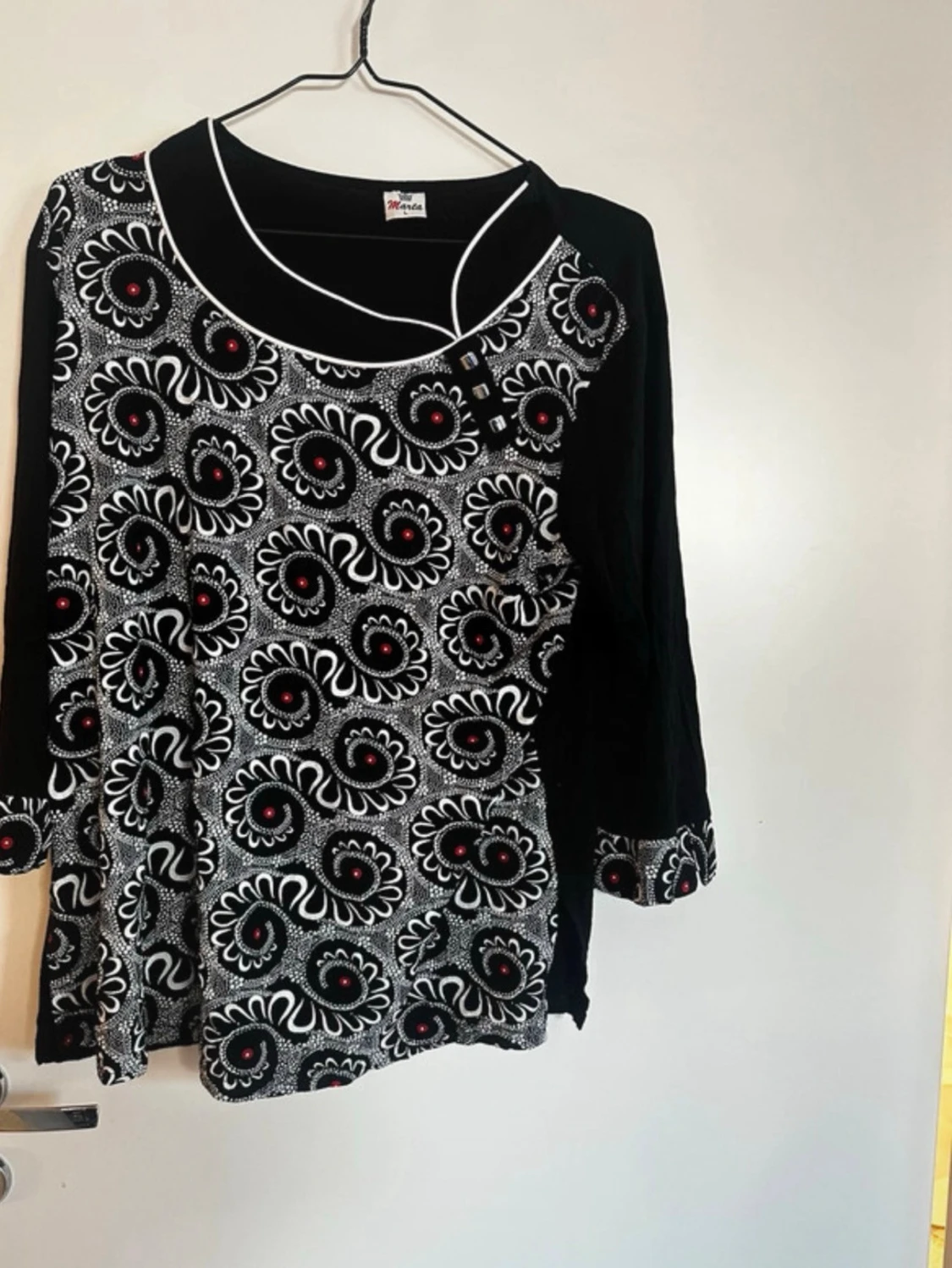 Svart och vit blus med blommönster