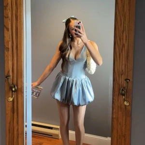 Oh Polly Klänning  - Helt ny, aldrig använd (prislapp kvar!!) ljusblå kortklänning från Oh Polly i storlek S/36. Klänningen har smala axelband och snörning i ryggen för en snygg passform. Perfekt för bal eller fest! Köpt för ca 740kr och originalpriset ligger på 1220kr. Pris kan diskuteras ❤️