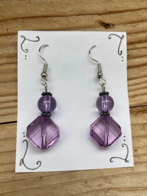 Lila örhängen - Lila örhängen med silverfärgad krok, gjorda av mig💕