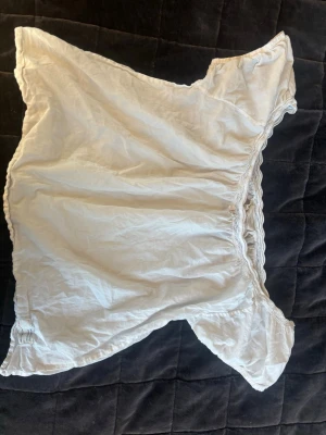Vit boho offshoulder blus  - Säljer vit somrig offshoulder blus från odd molly för 299