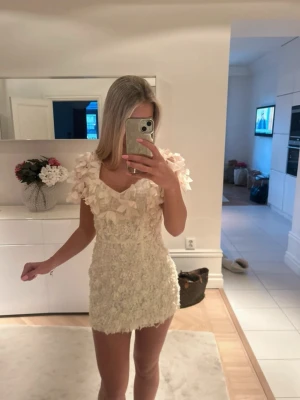 IDA SJÖSTEDT KLÄNNING  - Klänning från Ida Sjöstedt i storlek S/36, som passar perfekt för sommaren/student/midsommar!! Använd 1 gång och den var en midi klänning först men den har blivit klippt till en miniklänning. Nypris/orginal pris är 3000kr men jag säljer för 950kr