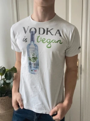 Vodka is vegan MC2| S - Vodka is vegan MC2 saint Barth T shirt| Storlek:S| Suveränt skick, Inga skador|Finns nån fläck (går bort i en enkel tvätt)| Modellen i bild 180cm 75kg ungefär| Passag 175-185 ungefär| Sell.ArchiveSS|