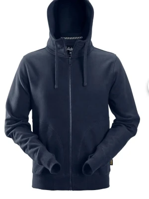 Ny * Huvtröja * SNICKERS * stl L * svart - Ny och oanvänd svart SNICKERS hoodie / luvtröja på hela 400g.  * Utformad för att erbjuda optimal värme och komfort. * Nypris var ca 1200 kr * Herr stl L. * En justerbar huva samt hål för tummen. * Ribbstickad både i ärmsluten och längst ner för att ge en tät passform och hålla kylan ute. * Öppna sidfickor och en dold dragkedjeficka för att säkert förvara dina personliga tillhörigheter. * Rök och djurfritt hem. * Förstorabilderna då de ingår i beskrivningen. * Se gärna mina övriga annonser. 