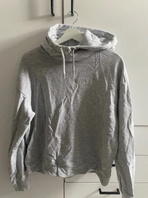 Grå hoodie - Fin grå hoodie från stadium i fint skick. Skriv privat för mer information/ bilder.
