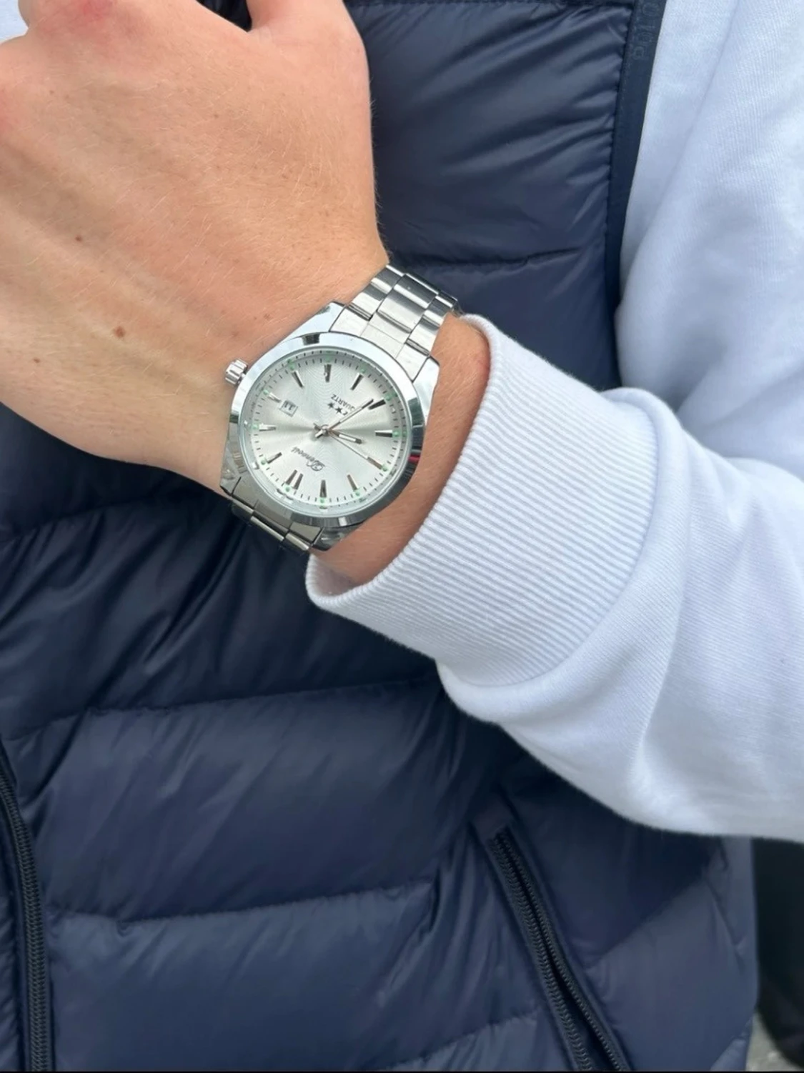 Silverfärgad klocka från Doventi  - 1