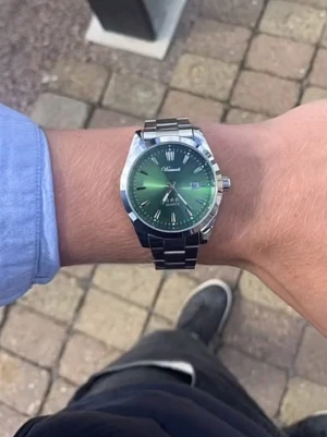 Grön klocka från Doventi med metallarmband - Stilren klocka från Doventi med grönt urverk och datumvisning. Klockan har ett klassiskt silverfärgat metallarmband och rund boett. Perfekt accessoar för dig som vill sticka ut med en unik färg på handleden.