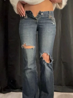 Assnygga levis jeans!!! - Lågmidjade vintage levis jeans med slitningar!!! Köpte på vinted men passade ej (bilderna är från förra ägaren) Midjemått 35cm, innerben 39 cm. Skriv om ni har några frågor ❣️