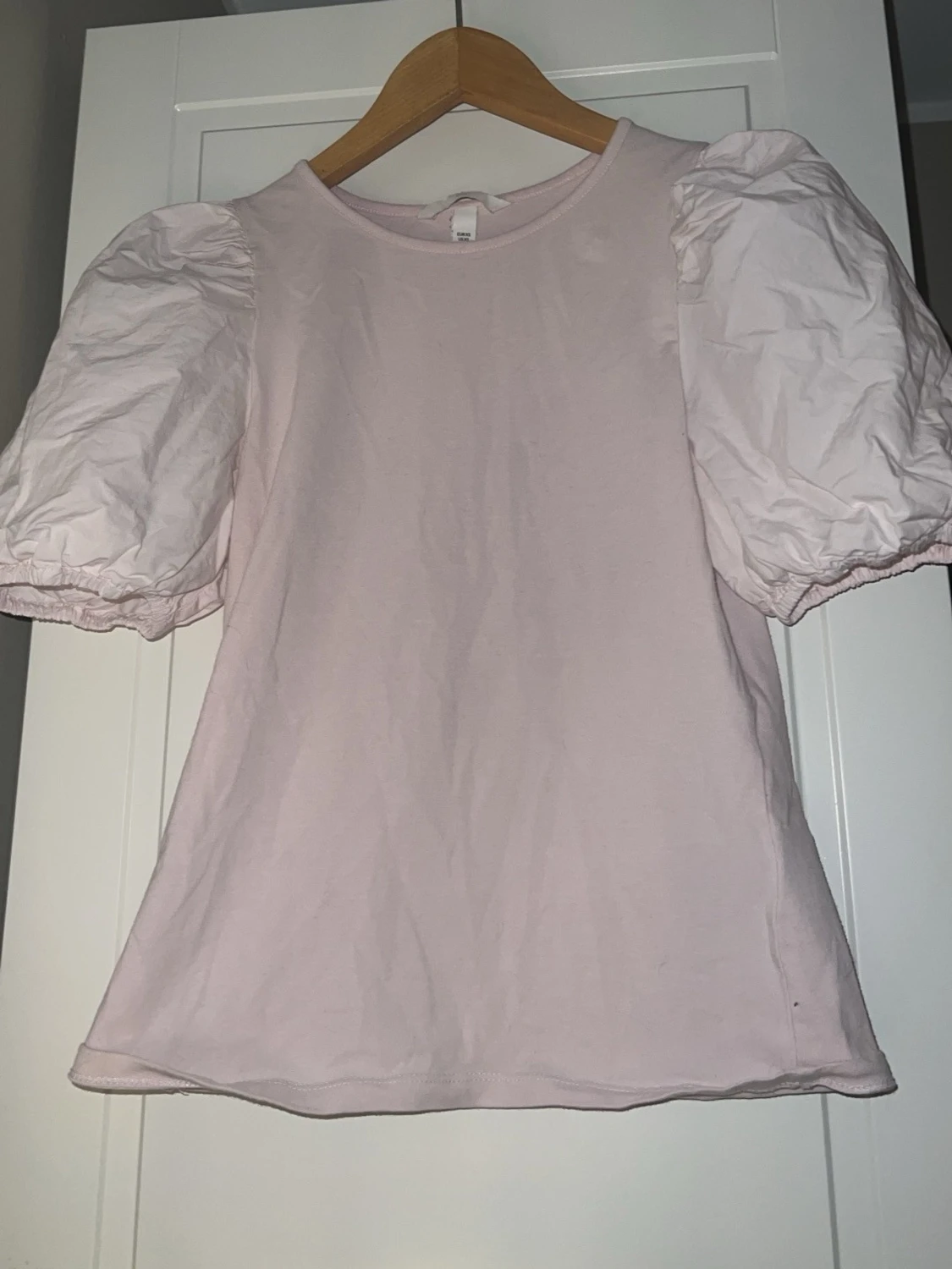 Ljusrosa topp med puffärmar - 1