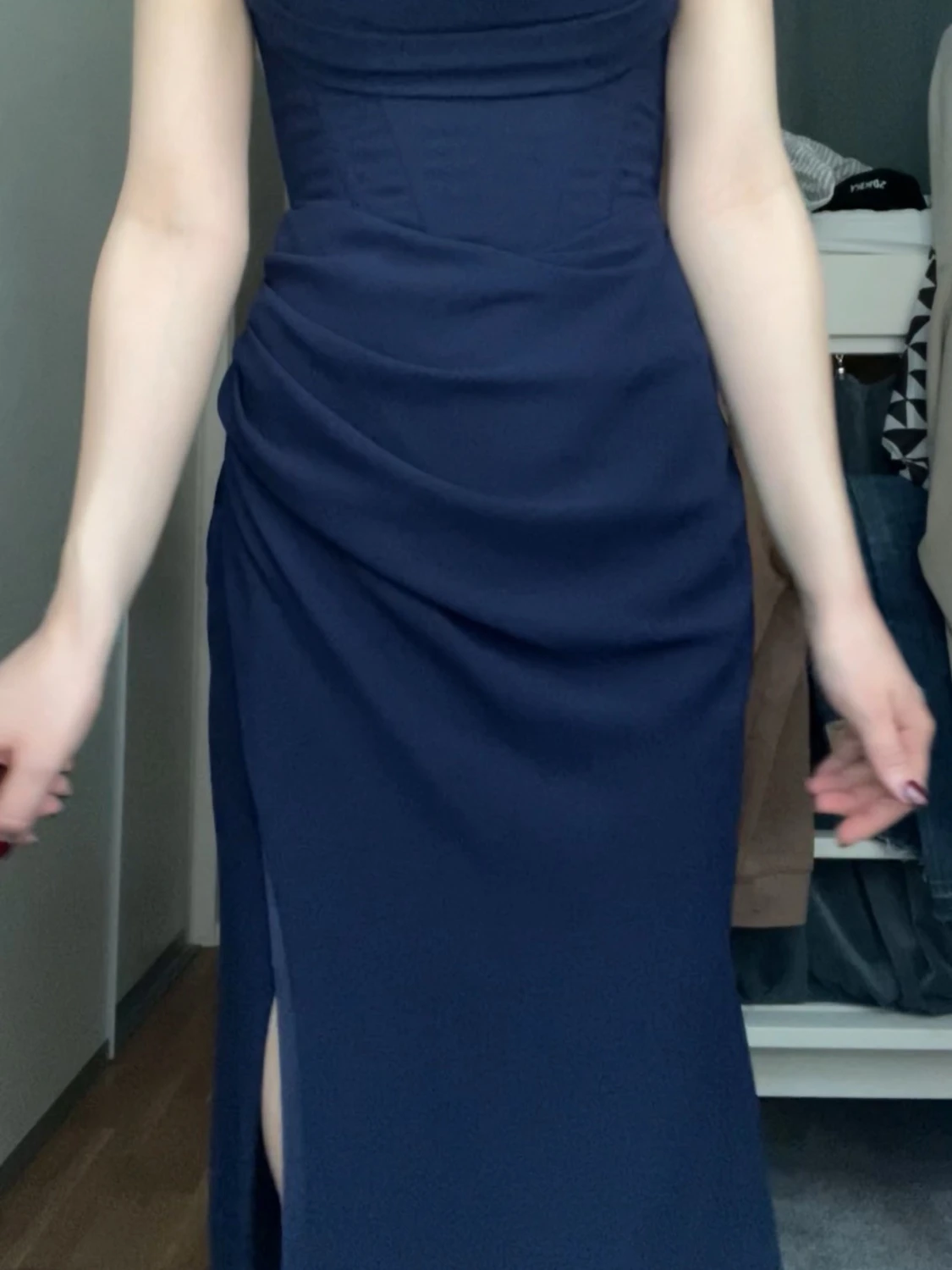 Marinblå långklänning med slits - 3