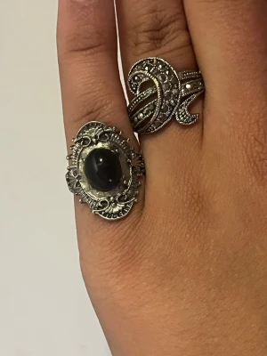 Vintageinspirerad silverringar - 2 silverringar med svart sten och mån liknande form på. Den med månen på har tyvärr blivit lite missfärgad på baksidan och den svarta ringen är helt oanvänd av mig köpt från loppis. 