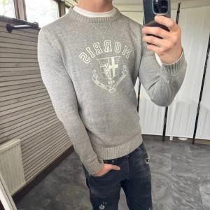 Stickad tröja med tryck - Mycket fint skick, inga defekter. Nypris ca 1500kr. Passar dig som är 175-185cm ungefär. Modellen är 185 cm, 75 kg. Skriv för mer information!🤝 