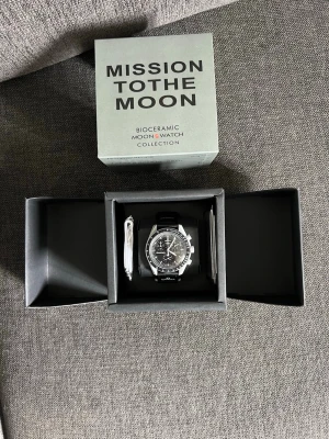 Omega x Swatch Moonswatch mission to the moon - Sprillans ny Omega x Swatch Moonswatch mission to the moon. Kommer med box och papper. Skriv om du har några frågor. K o p i a!!