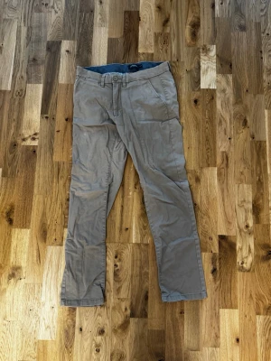 Beige chinos med raka ben - *HERR*  Beige chinos från Dressman.   Storlek 31/30.   Bra skick inget att anmärka
