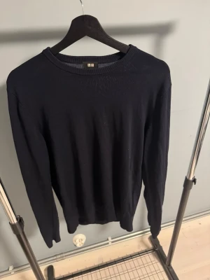 Mörkblå merinoull tröja från Uniqlo - En stilren mörkblå merinoull tröja från Uniqlo, lite finare tröja som passar till allt och är vardaglig också, skick 9-10, hör gärna av er vid fler frågor eller funderingar, mvh 