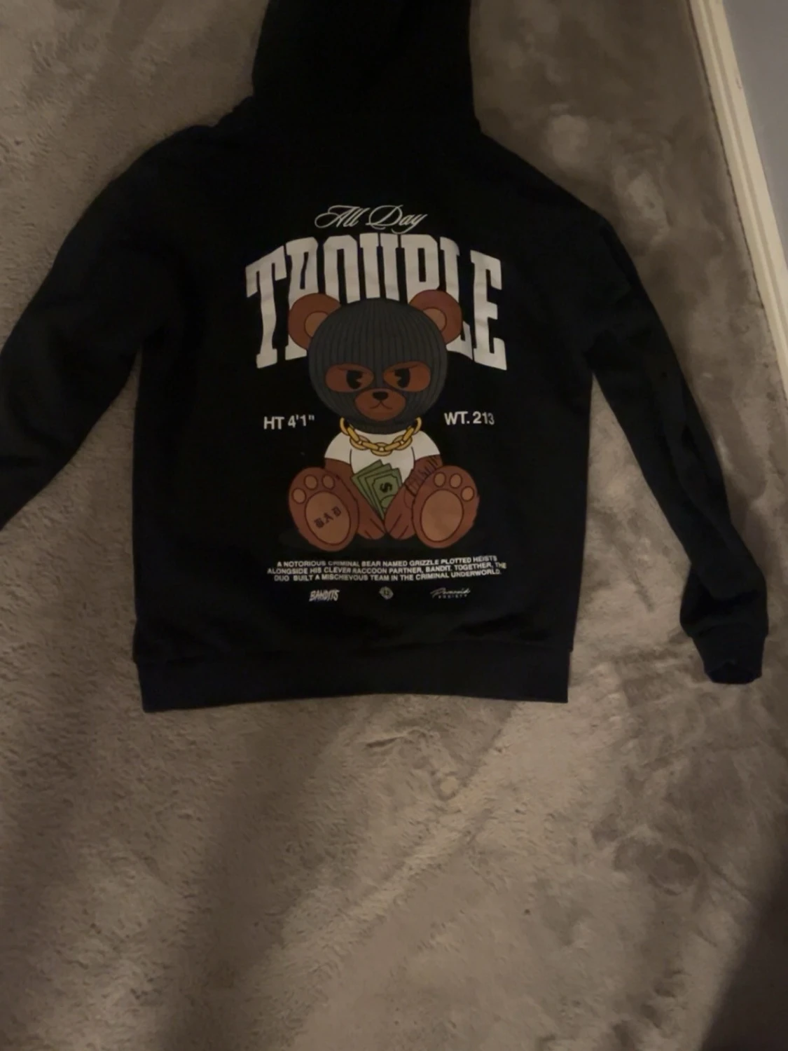 Svart hoodie med björntryck
