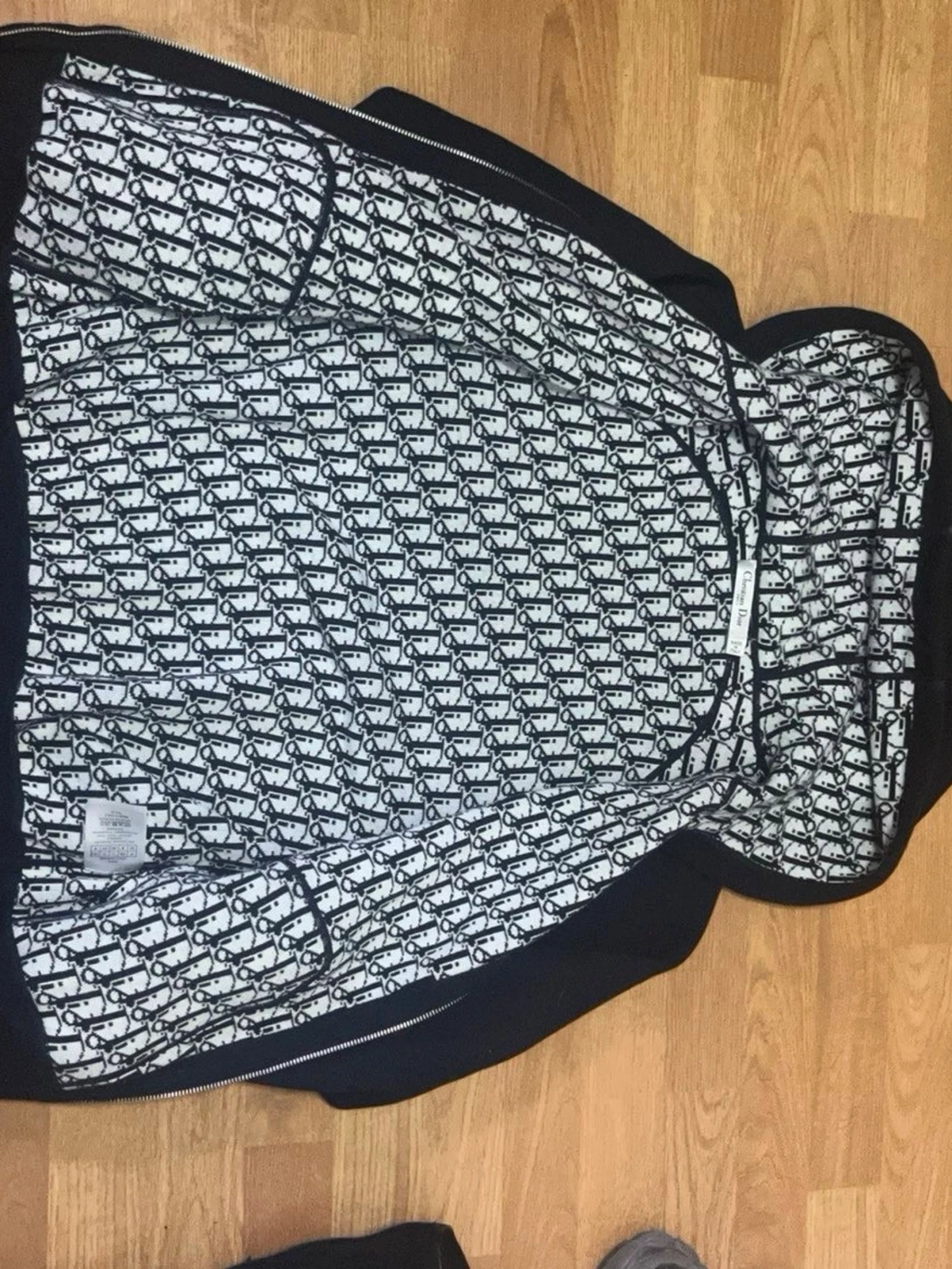 Svart  hoodie med monogramfoder - 5