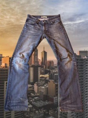 Levis 506 standard  - Säljer dessa feta Levis 506 standard med feta slutningar! Straight/ lite bootcut  Mått:   W32/L34  Midja: 44cm Innerbenet: 84cm Benöppning: 22,5cm  Skriv gärna ifall du har några frågor eller funderingar! 