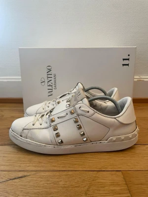 Valentino rockstud sneakers  - Säljer nu dessa fina valentino skor | Storlek 40 | Hör gärna av er vid frågor eller funderingar 