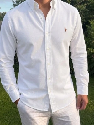 Vit Ralph Lauren skjorta  - Fint skick! Strl M Hör av dig vid frågor! 