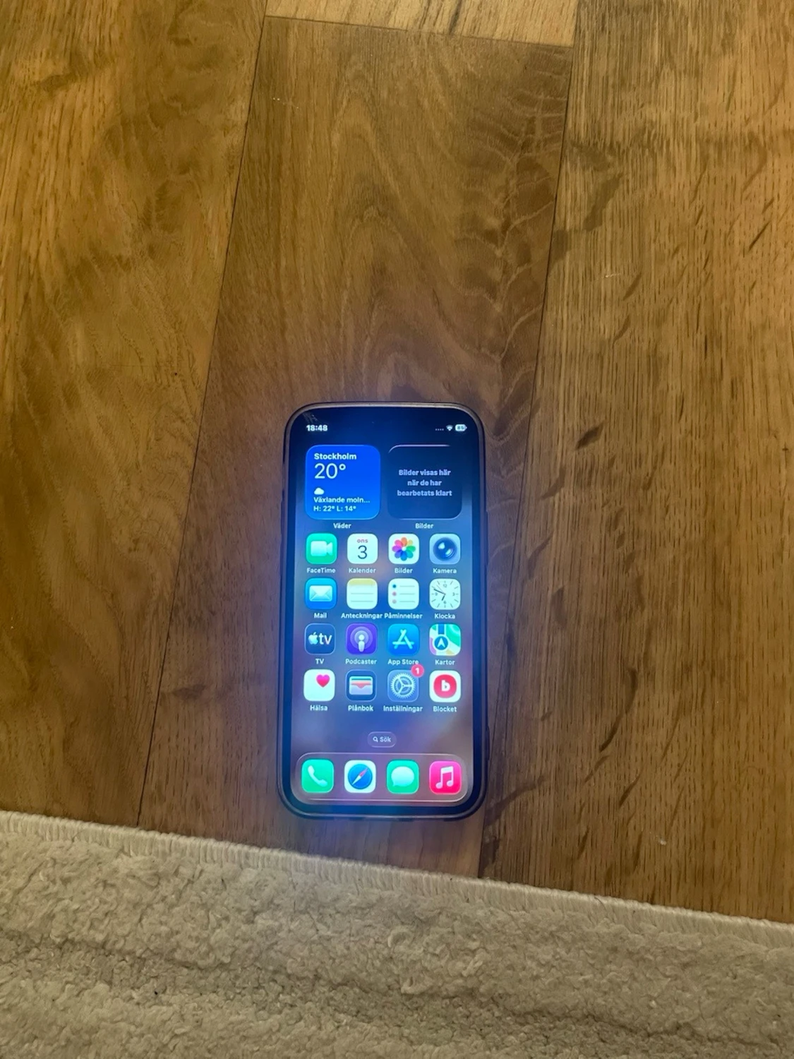 Mörkblå iPhone 12  mini med dubbla kameror - 2