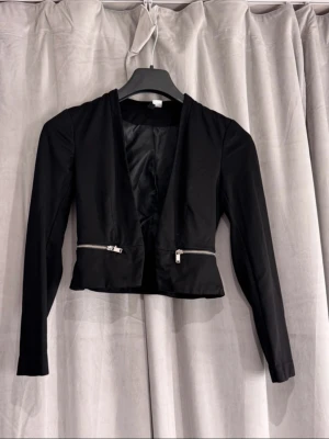 Kavaj - En kavaj från H&M i använt skick  Inga fel på den förutom att den där storlekslappen har blivit lite utsuddad mellan tvättarna☺️
