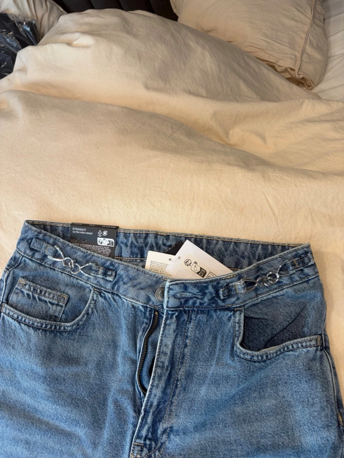 Blå raka jeans med kedjedetalj - 1