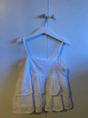 Vit volangtop/linne - Vit blommig linne. Fint skick. Inga defekter. Gina tricot och storlek 140