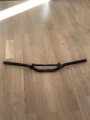 Svart divison styre - Tja! Säljer nu mitt divison styre då min gasvajer va för kort. Passar de flesta styrstammar, styret är aldrig kört med, utan bara på satt, skruvar följer såklart med !.Skriv för fler frågor !🤩