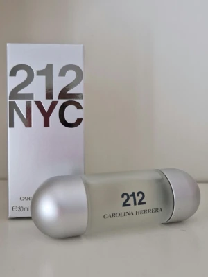 Carolina Herrera 212 EdT 30ml - Köpt på Parfym.se för en vecka sen. Oanvänd. Myskig blommig doft.