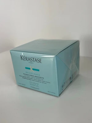 Oöppnad Kérastase Resistance hårinpackning - Kérastase Resistance Masque Force Architecte är en hårinpackning på 200 ml i en stilren turkos burk. Perfekt för att stärka och vårda skadat hår. Den är helt ny och oöppnad. Inslagen i plast. Ordinarie pris 645kr
