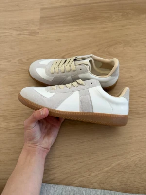 Maison Margiela  sneakers beige/vit - Maison Margiela sneakers, size 41, used once but no visible wear