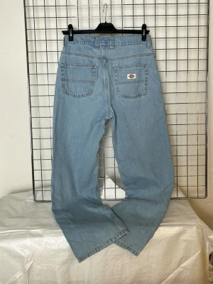 Jeans Dickies - Denna vara kommer att auktioneras ut på på Humana x Plick Live den 15 juni klockan 19:30