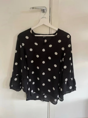 Prickig blus i storlek xs/s från Gina tricot  - Prickig blus i storlek Xs men passar som en S oxå. från Gina tricot  Volangärmar