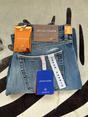 Jacob Cohen Jeans Limitid Edition - Helt nya Jacob Cohen Jeans Limited Edition | Storlek: 34| Skick: 10/10, helt nya | Modell: Harrison  | Skickas samma dag som köp | Kan gå ner i pris vid snabbt affär |