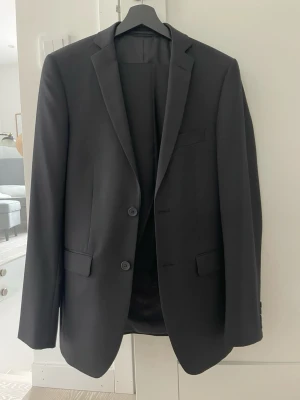 Dressman kostym - Säljer nu denna kostym med byxor!🍾| Storlek: 44 | Skick: 9/10 | Tveka inte på att höra av dig vid frågor och intresse!🤝