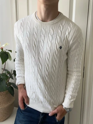 Morris tröja stickad - På plick Live 11 Juni 17.00  - Morris tröja stickad, lite stor på modellen. Inga defekter! Modellen i bilderna är 180 cm 75 kg och bär Storlek L , Kom med frågor! 🌟 (Kan gå ned i pris vid köp av paket 😉) 
