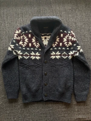 Review kofta ~ vintage  - Sjukt eftertraktad Review kofta i S – vintage modell i marinblå färg med knappar 🌿  Kan gå ner lite i pris vid snabb affär ✌️ Skickas inom 24h 📦