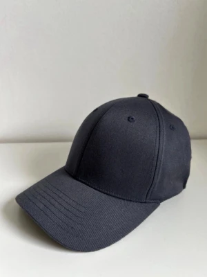 Intersport keps  - Vanlig svart keps, storlek M, bra skick inga konstigheter pris kan diskuteras lite skulle säga storlek S/M