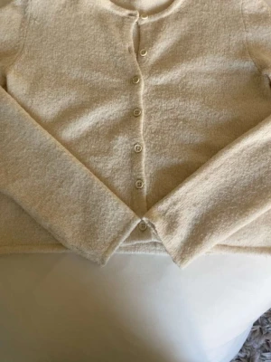 Beige kofta från Gina Tricot💓 - En beige kofta från Gina Tricot i mjukt material. Koftan har långa ärmar och knäpps med sju matchande knappar framtill. Den är i storlek xs💓💓