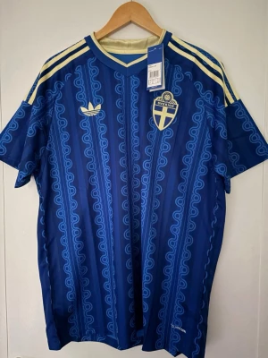 Sverige borta tröja storlek XXL! - 🇸🇪 Sverige Bortatröja – Strl XXL  Säljer en snygg Sverige bortatröja i mörkblå design med gula detaljer. Perfekt för fotbollsintresserade eller dig som gillar sportiga outfits.  ✨ Ny med tags 📏 Storlek XXL ⚽ Bekväm passform 🔥 Stilren design med fina detaljer 👕 Passar både till vardags och matchdagar  Skick: Oanvänd  💰 Pris: 299 kr  📦 Skickas snabbt och välpaketerat via Vinted.  Hör gärna av dig om du har frågor eller vill se fler bilder