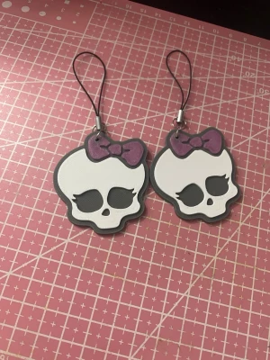 Monster high nyckelringar - 100% handgjord av mig! Snälla kontakta innan du trycker på köp nu, ifall de redan har blivit såld på en annan app🫶🏼 kontakta och säg vilken du vill ha! #trinket #y2k #alt #emo #goth #anime #kpop #scene #whimsical #fairy #fairycore #fairygrunge #kawaii #coquette #sanrio #juminocore #shoujo #swag #mlp #mylittlepony #bluelock #saikik #demonslayer #naruto #jujutsukaisen #jjk #monsterhigh 