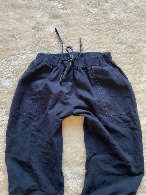 Mörkblå linnebyxor - Köpta på secondhand affär. Det är ett resårband i midjan. Innerben: 74cm. Passar xs-s