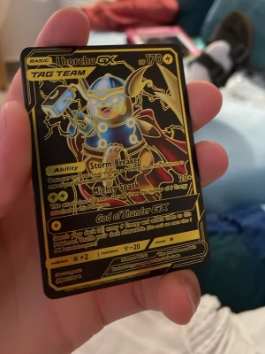 Thorchu GX samlarkort - Unikt Thorchu GX samlarkort med guldfärgad ram och detaljer. Kortet har en cool design där Pikachu är utklädd till Thor med hjälm, mantel och hammare. Perfekt för dig som gillar Pokémon och superhjältar.